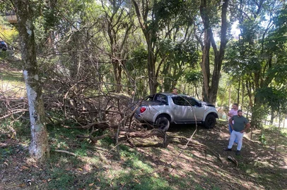 Camionete cai do estacionamento da prefeitura (o estacionamento interno de baixo), no Parque dos Macaquinhos.<!-- NICAID(15998601) -->