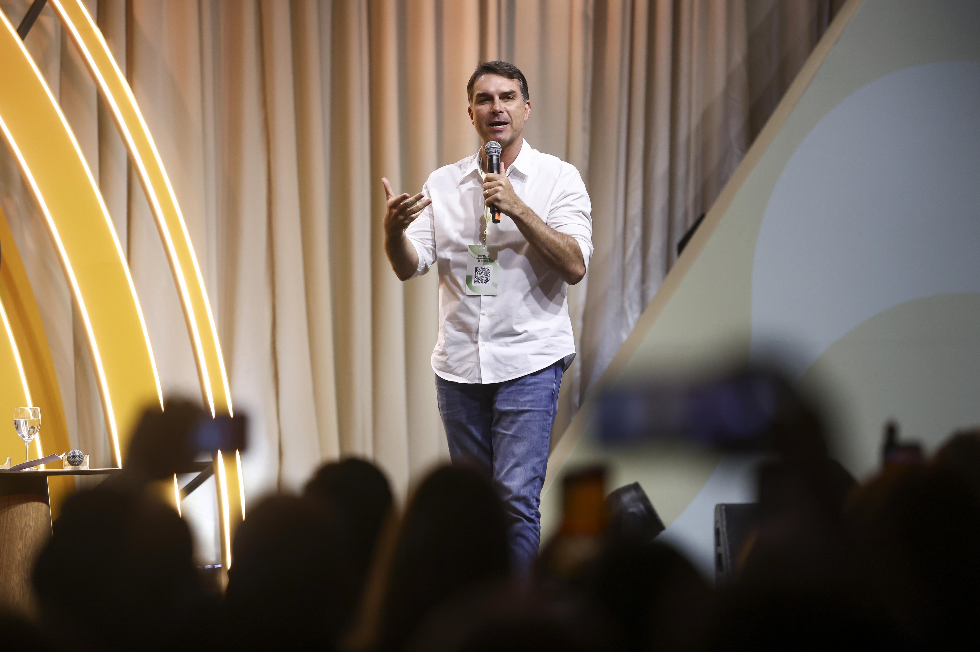 "Voc&ecirc;s v&atilde;o continuar ouvindo propostas gen&eacute;ricas por enquanto", diz Fl&aacute;vio Bolsonaro no F&oacute;rum da Liberdade