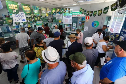 CAXIAS DO SUL, RS, BRASIL, 30/12/2024. A reportagem visitou lotéricas de Caxias do Sul para conferir o movimento de apostas na Mega da Virada. (Bruno Todeschini/Agência RBS)Indexador: Bruno Todeschini<!-- NICAID(15944518) -->