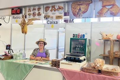 Já conhecida pelo seu famoso e inusitado Pastel de Polenta lançado na Festa da Uva 2024, a dona Jurema Novello Secco, moradora da região da Ana Rech, não ficou de fora da 4ª edição da Festa das Colheitas. Além de levar o seu estande do Armazém do Grostoli para a praça de alimentação do evento, ela criou um novo sabor, exclusivo para a Festa: o Pastel da Colheita, unindo legumes, salame e queijo. <!-- NICAID(15992335) -->