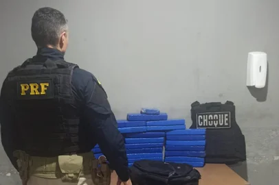 prf apreende 20 quilos de maconha em pelotas<!-- NICAID(16209142) -->