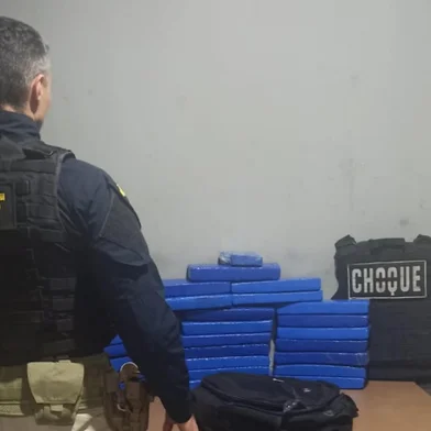prf apreende 20 quilos de maconha em pelotas<!-- NICAID(16209142) -->