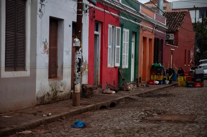 PORTO ALEGRE, RS, BRASIL, 18.05.2024: como ficou a Travessa dos Venezianos, no bairro Cidade Baixa, após alagamento. Foto: Camila Hermes/Agencia RBS<!-- NICAID(15768128) -->