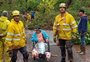Grupo de bombeiros e voluntários resgata idoso ilhado em Vila Oliva, em Caxias do Sul