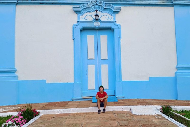 Juliana Bublitz em frente ao monumento mais importante da vila de Santo Amaro do Sul<!-- NICAID(15671133) -->