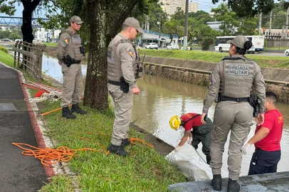 Cadáver é encontrado boiando no Arroio Dilúvio, em Porto Alegre (17/2/2025)<!-- NICAID(15977674) -->
