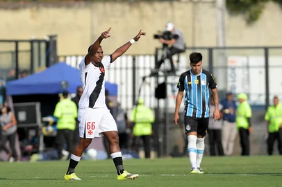 Partida entre Vasco x Grêmio válida pelo Campeonato Brasileiro 2026 - Série A.RJ - FUTEBOL/BRASILEIRÃO/VASCO X GRÊMIO - ESPORTES - O jogador Cuiabano, do Vasco, comemora   seu gol na partida com o Grêmio válida   pela oitava rodada do Campeonato   Brasileiro, Série A, realizada no   Estádio de São Januário, no Rio de   Janeiro, neste domingo, 22.     22/03/2026 - Foto: DHAVID NORMANDO/CÓDIGO19/ESTADÃO CONTEÚDOEditoria: ESPORTESLocal: RIO DE JANEIROIndexador: DHAVID NORMANDOFonte: CÃ³digo 19Fotógrafo: CÓDIGO19<!-- NICAID(16250251) -->