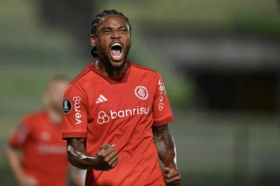 Internacional's forward Luiz Adriano celebrates after scoring a goal during the Copa Libertadores group stage second leg football match between Venezuela's Metropolitanos and Brazil's Internacional at the Olimpico stadium in Caracas on May 25, 2023. (Photo by YURI CORTEZ / AFP)Editoria: SPOLocal: CaracasIndexador: YURI CORTEZSecao: soccerFonte: AFPFotógrafo: STF<!-- NICAID(15438967) -->