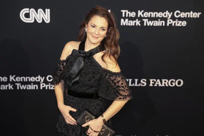 US actress Drew Barrymore arrives for the 24th Annual Mark Twain Prize For American Humor at the John F. Kennedy Center for the Performing Arts in Washington, DC, on March 19, 2023. - This year's award is honoring US actor and comedian Adam Sandler. (Photo by Oliver Contreras / AFP)Editoria: ACELocal: WashingtonIndexador: OLIVER CONTRERASSecao: theatreFonte: AFPFotógrafo: STR<!-- NICAID(15399389) -->
