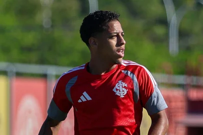 O meia-atacante Allex participa de treino do Inter no CT Parque Gigante.<!-- NICAID(16233624) -->