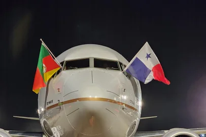 O primeiro voo internacional a pousar no aeroporto Salgado Filho, em Porto Alegre, sete meses após a enchente que atingiu o Rio Grande do Sul em maio, chegou às 23h57min desta quarta-feira (18). O Boeing 737 MAX 9, voo CMP821, da Copa Airlines, decolou da Cidade do Panamá (PA) às 15h24min. Havia 165 ageiros e seis tripulantes a bordo, somando 95% de ocupação da aeronave. Para retorno à Cidade do Panamá, o avião decolou a 1h25min desta quinta-feira (19).<!-- NICAID(15938515) -->
