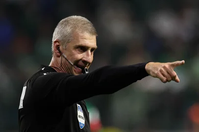 Cesar Greco / Palmeiras / Divulgação O árbitro Anderson Daronco, do jogo entre as equipes da SE Palmeiras e SC Corinthians P, durante partida válida pelas oitavas de final, da Copa do Brasil, na arena Allianz Parque. (Foto: Cesar Greco/Palmeiras/by Canon)<!-- NICAID(16096291) -->