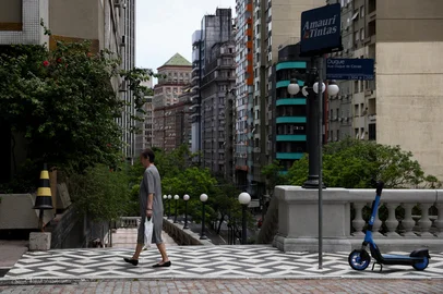 PORTO ALEGRE, RS , BRASIL, 11-01-2026: Imagens do clima na manhã de domingo (11), na área central de Porto Alegre. O dia iniciou com a presença de nuvens que logo deram espaço para o sol. Um ciclone extratropical formado próximo ao Rio Grande do Sul pode favorecer pancadas de chuva além de rajadas de vento. Foto: Bruno Todeschini/Agencia RBS<!-- NICAID(16201826) -->