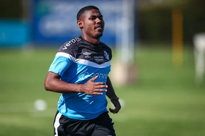 RS - FUTEBOL/ TREINO GREMIO 2023 - ESPORTES - Jogadores do Gremio realizam treino técnico durante a tarde desta quinta-feira, no CT Luiz Carvalho, na preparação para a partida valida pelo Campeonato Brasileiro 2023. FOTO: LUCAS UEBEL/GREMIO FBPACuiabano