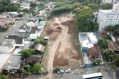Terreno que passa por terraplanagem. As casas permanentes que serão doadas para famílias vítimas da enchente em Porto Alegre deverão ser entregues no primeiro semestre deste ano. O terreno que receberá 31 imóveis, no bairro Partenon, passa por serviço de terraplanagem desde a semana passada, segundo o Sindicato das Indústrias da Construção Civil no Estado do Rio Grande do Sul (Sinduscon-RS), que lidera o projeto. Foto: Sinduscon-RS/Divulgação<!-- NICAID(15957969) -->