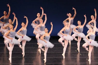 American Academy of Ballet (AAB), de Nova York.<!-- NICAID(16145975) -->