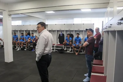 Reapresentação do Caxias com presidente Roberto de Vargas, no vestiário com atletas.<!-- NICAID(15926978) -->