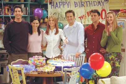 Membros do elenco da série da NBC “Friends”. Na foto, da esquerda para a direita: David Schwimmer como Ross Geller, Courteney Cox como Monica Geller, Jennifer Aniston como Rachel Cook, Matthew Perry como Chandler Bing, Matt LeBlanc como Joey Tribbiani e Lisa Kudrow como Phoebe Buffay. Cena do episódio: “Aquele em que todos fizeram 30 anos.” “The One Where They All Turn Thirthy.”  (Foto de Warner Bros. Television)<!-- NICAID(14251313) -->