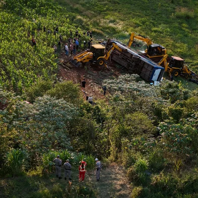 IMIGRANTE, RS, BRASIL - 2025.04.04 - Ônibus com estudantes da UFSM cai em declive e deixa mortos na cidade de Imigrante, no Vale do Taquari. Coletivo, que conduzia grupo de alunos do Colégio Politécnico da universidade, tombou na VRS-481. (Foto: Andre Ávila/ Agência RBS)<!-- NICAID(16010718) -->