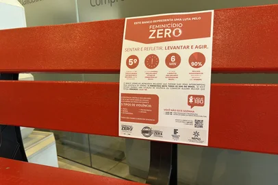 Banco vermelho contra o feminicídio no IFRS<!-- NICAID(16238520) -->