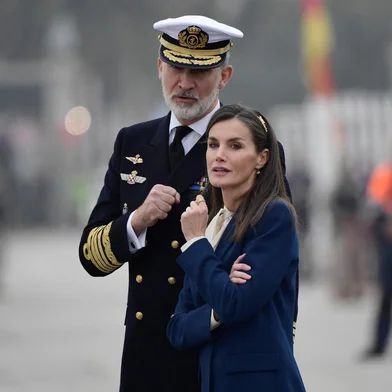 Spain's King Felipe VI and Queen Letizia watch as the Spanish Navy training ship Juan Sebastian de Elcano with Spanish Crown Princess Leonor (not seen) onboard prepares to leave for a six-month sailing, in Cadiz' harbour on January 11, 2025. (Photo by CRISTINA QUICLER / AFP)Editoria: HUMLocal: CadizIndexador: CRISTINA QUICLERSecao: defenceFonte: AFPFotógrafo: STR<!-- NICAID(15955964) -->