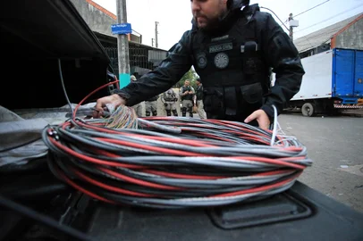 PORTO ALEGRE, RS, BRASIL, 11-07-2025: Uma operação procura por foragidos na Vila dos Papeleiros, na região central de Porto Alegre, na manhã desta sexta-feira (11). São cumpridos 17 mandados de prisão. A ofensiva é da Polícia Civil e da Brigada Militar e conta com dezenas de viaturas. Foto: Ronaldo Bernardi/Agência RBS<!-- NICAID(16078273) -->