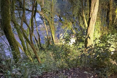 Homem é encontrado morto com marcas de tiros em cascata no interior de Caxias do Sul. Corpo estava em uma área de difícil acesso, em Santa Justina.<!-- NICAID(16119444) -->