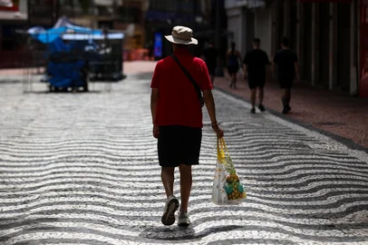 PORTO ALEGRE, RS , BRASIL, 11-01-2026: Imagens do clima na manhã de domingo (11), na área central de Porto Alegre. O dia iniciou com a presença de nuvens que logo deram espaço para o sol. Um ciclone extratropical formado próximo ao Rio Grande do Sul pode favorecer pancadas de chuva além de rajadas de vento. Foto: Bruno Todeschini/Agencia RBS<!-- NICAID(16201827) -->