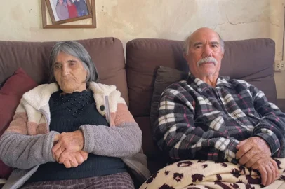 DOM PEDRITO, RS, BRASIL - 22/08/2026 - Um casal de idosos ficou preso dentro de um carro durante cerca de 34 horas após se acidentarem em um trecho da BR-239, entre os municípios de Dom Pedrito e Bagé. Vercidino Ferreira Xavier, 87 anos, e sua companheira Eva Antunes Leite, 80. (Foto: Reprodução/RBS TV)<!-- NICAID(16351106) -->