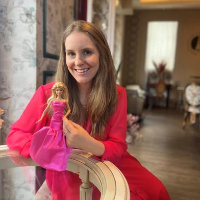 Desde o início do atelier homônimo Ana Dotto, há 10 anos, a estilista, conhecida por confeccionar vestidos de noiva e de festas, presenteia suas clientes com uma experiência única e memorável: uma Barbie vestindo o mesmo modelo de vestido da celebração.Este ano, a tendência Barbie Core invadiu as passarelas e o guarda-roupa das fashionistas com o recente lançamento do live action, dirigido por Greta Gerwig e estrelado por Margot Robbie. Para festejar o retorno do mundo rosa à cena mundial, o Atelier Ana Dotto criou um exemplar exclusivo da marca para a Barbie: um vestido pink tomara-que-caia, em modelo sereia.<!-- NICAID(15490716) -->