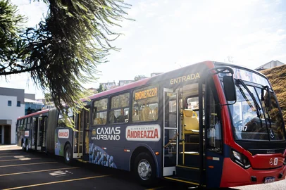 Rede de supermercados Andreazza homenageia a imigração italiana com ônibus temático em Caxias do Sul<!-- NICAID(16089065) -->