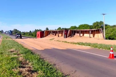 Caminhão carregado de trigo tomba na BR-158 em Cruz Alta<!-- NICAID(16171838) -->