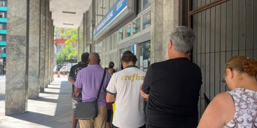 Ap&oacute;s horas na fila, pessoas s&atilde;o orientadas a ir embora por falta de sistema em ag&ecirc;ncia do INSS de Porto Alegre
