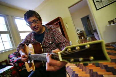 PORTO ALEGRE, RS, BRASIL, 09-07-2015: o músico gaúcho Julio Reny em sua casa, para matéria sobre sua biografia, em fotos para o Segundo Caderno de Zero Hora (FOTO FÉLIX ZUCCO/AGÊNCIA RBS, Editoria Segundo Caderno).<!-- NICAID(11535381) -->