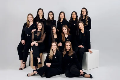 O FestiQueijo já está iniciando os preparativos para a próxima edição. Neste sábado (18), às 20h, ocorre a escolha da nova corte 2026/2027 no Centro Cultural Mãe de Deus, em Carlos Barbosa. A solenidade reunirá as 12 candidatas que concorrem aos títulos de Senhorita FestiQueijo e Dama de Companhia. O evento será fechado ao público geral, sendo reservado para convidados e familiares das candidatas.<!-- NICAID(16146604) -->