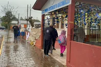 O abraço dos professores, zelador e policiais recepciona os estudantes que retornam à Escola Maria Nascimento Giacomazzi, em Estação, pela primeira vez desde o ataque do dia 8 de julho.<!-- NICAID(16082195) -->