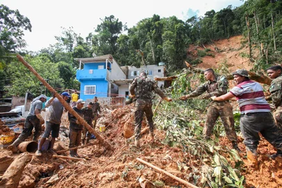 Operação de buscas pelos desaparecidos no deslizamento em Barra do SahySP - CHUVAS/SP/LITORAL/DESAPARECIDOS/BARRA DO SAHY - GERAL - Agentes da Defesa Civil em ação conjunta com equipes de resgate, entre eles Soldados do Exército, buscam por   pessoas possivelmente soterradas no entorno das casas da Vila Sahy, antiga Vila Baiana, em São Sebastião, litoral   norte de São Paulo, após graves deslizamentos de terra devido às fortes chuvas dos últimos dias no local. A vila   foi o local mais atingido pela catástrofe que já deixou ao menos 44 mortos em toda a região.   21/02/2023 - Foto: TIAGO QUEIROZ/ESTADÃO CONTEÚDOEditoria: GERALLocal: SÃO PAULOIndexador: TIAGO QUEIROZFonte: ESTADAO CONTEUDOFotógrafo: ESTADÃO CONTEÚDO<!-- NICAID(15356189) -->