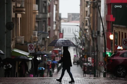 PORTO ALEGRE, RS, BRASIL, 17-06-2025: Mudança no clima traz chuva forte. Com afastamento de massa de ar frio, chegada de umidade provoca chuva que deve permanecer por uma semana sobre o estado do Rio Grande do Sul. Foto: Jonathan Heckler/Agência RBS<!-- NICAID(16061493) -->