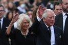 Britain's King Charles III (R) and Britain's Camilla, Queen Consort wave as they greet the crowd upon their arrival Buckingham Palace in London, on September 9, 2022, a day after Queen Elizabeth II died at the age of 96. - Queen Elizabeth II, the longest-serving monarch in British history and an icon instantly recognisable to billions of people around the world, died at her Scottish Highland retreat on September 8. (Photo by Daniel LEAL / AFP)Editoria: HUMLocal: LondonIndexador: DANIEL LEALSecao: imperial and royal mattersFonte: AFPFotógrafo: STF<!-- NICAID(15201914) -->