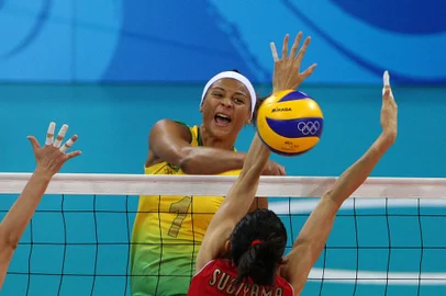81972637Brazil's Walewska Oliveira slams the ball against Japan's Sachiko Sugiyama during their women's quarterfinal  volleyball match of the 2008 Beijing Olympic Games on August 19, 2008 in Beijing.Brazil won the match 3-0. AFP PHOTO / ALEXANDER JOE (Photo by ALEXANDER JOE / AFP)Editoria: SPOLocal: BeijingIndexador: ALEXANDER JOESecao: volleyballFonte: AFP<!-- NICAID(15548509) -->