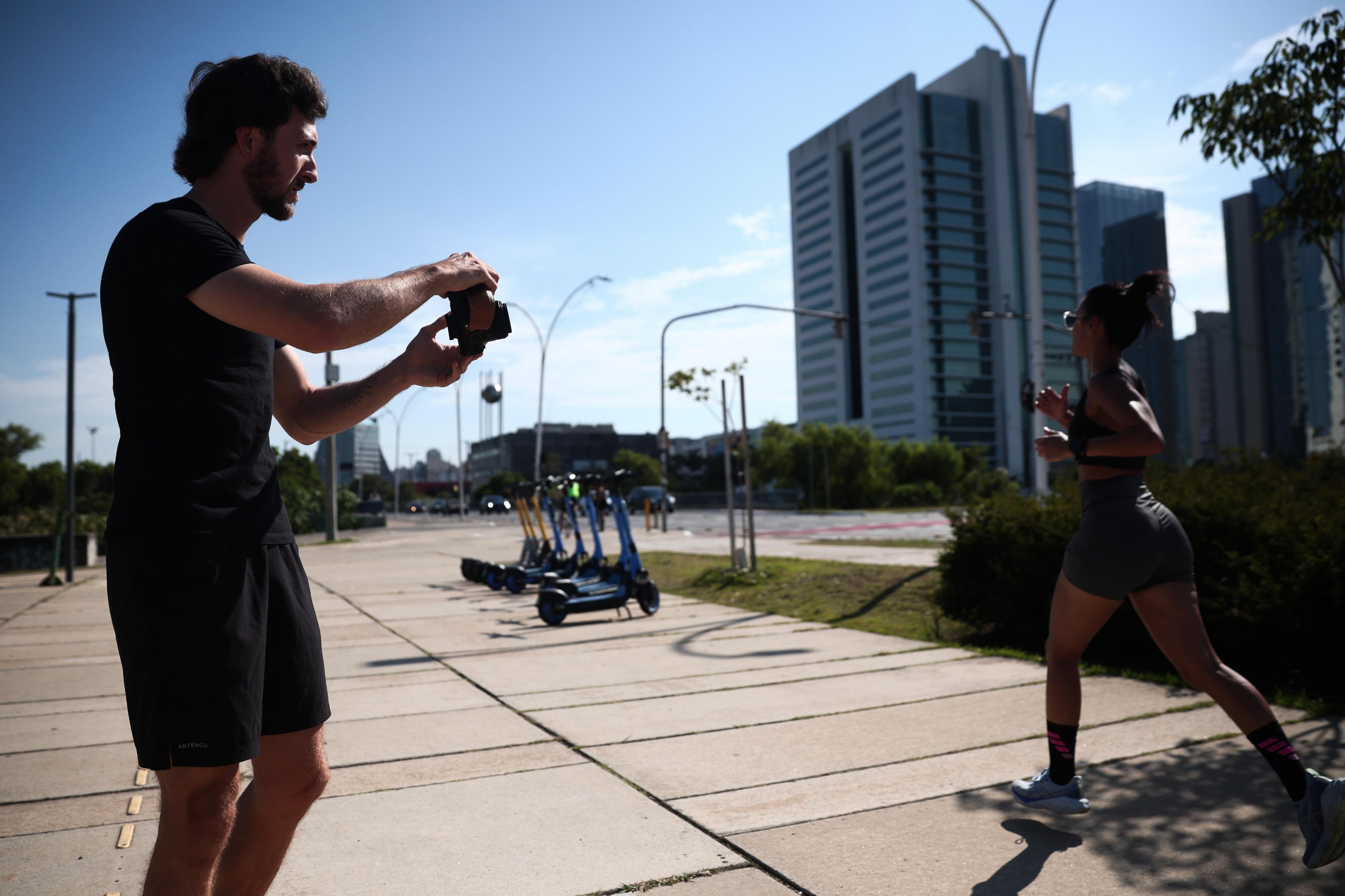 "Compensa&ccedil;&atilde;o pelo esfor&ccedil;o": fot&oacute;grafos de corredores de rua transformam treinos em ensaios na orla do Gua&iacute;ba