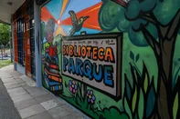 CAXIAS DO SUL, RS, BRASIL, 15/01/2026. Biblioteca do Parque dos Macaquinhos reinaugurou em setembro no local e tem mais de 7 mil livros. Na foto, Cássio Immig, Diretor do Livro, Leitura e Literatura. (Neimar De Cesero/Agência RBS)Indexador: Neimar De Cesero<!-- NICAID(16205921) -->