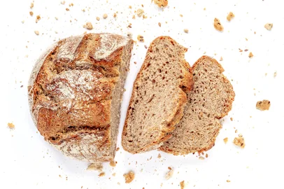 Sliced bread isolated on  white background. Crumbs and fresh Bread slices close up. Bakery, food concept. Top viewPão. Foto: nataliazakharova / stock.adobe.comIndexador: Natalia ZakharovaFonte: 254688928<!-- NICAID(15261119) -->