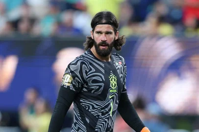EAST RUTHERFORD, NEW JERSEY - JUNE 13: Alisson #1 of Brazil looks on during the FIFA World Cup 2026 Group C match between Brazil and Morocco at New York New Jersey Stadium on June 13, 2026 in East Rutherford, New Jersey.   Kevin C. Cox/Getty Images/AFP (Photo by Kevin C. Cox / GETTY IMAGES NORTH AMERICA / Getty Images via AFP)<!-- NICAID(16305921) -->