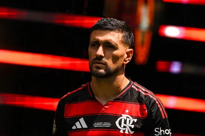 CR Flamengo v Chelsea FC: Group D - FIFA Club World Cup 2025PHILADELPHIA, PENNSYLVANIA - JUNE 20: Giorgian de Arrascaeta of CR Flamengo walks onto the pitch prior to the FIFA Club World Cup 2025 group D match between CR Flamengo and Chelsea FC at Lincoln Financial Field on June 20, 2025 in Philadelphia, Pennsylvania.   David Ramos/Getty Images/AFP (Photo by David Ramos / GETTY IMAGES NORTH AMERICA / Getty Images via AFP)Editoria: SPOLocal: PhiladelphiaIndexador: DAVID RAMOSSecao: soccerFonte: GETTY IMAGES NORTH AMERICAFotógrafo: CONTRIBUTOR<!-- NICAID(16068379) -->