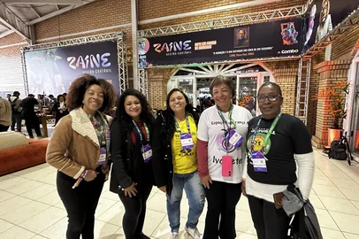 Líderes sociais na Gramado Summit. Da esquerda para direita: Janaína dos Santos (Centro Social Comunitário, bairro Santa Tereza, POA), Alessandra Villarreal (Instituto Florescer, bairro Tijuca, Alvorada), Andressa Minharro Moreira (Associação Crescer, Aprender e se Divertir, bairro Coronel Aparício Borges, POA), Ivonete Barbosa (Associação Espaço Esperança, bairro Restinga, POA), e Maria Luísa Rodrigues (Instituto Cultural Kizomba, bairro Salomé, Alvorada).<!-- NICAID(16054487) -->