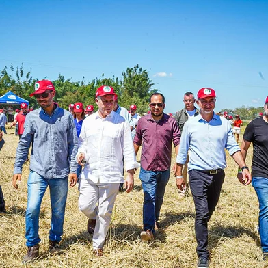A 20ª edição da Festa da Colheita do Arroz Agroecológico foi celebrada nesta sexta-feira (17) por cerca de quatro mil pessoas no Assentamento Filhos de Sepé, em Viamão. Além de assentados de todas as regiões do estado, o evento reuniu lideranças, autoridades e apoiadores da política de reforma agrária, inclusive de outros países, como Cuba, Guatemala, Argentina e Venezuela. Entre os participantes, o ministro do Desenvolvimento Agrário (MDA), Paulo Teixeira, e o futuro presidente da Conab. Edegar Pretto<!-- NICAID(15378918) -->
