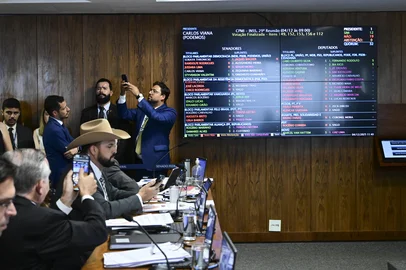 Comissão Parlamentar Mista de Inquérito do INSS - 2025 (CPMI - INSS) realiza reunião para analisar requerimentos. O objetivo da comissão é investigar fraudes no Instituto Nacional do Seguro Social (INSS), envolvendo descontos irregulares em benefícios de aposentados e pensionistas. A CMPI é formada por senadores e deputados, num total de 32 titulares e igual número de suplentes. Bancada:senador Izalci Lucas (PL-DF);deputado Zé Trovão (PL-SC);deputado Marcel van Hattem (Novo-RS). Painel exibe resultado de votação. Foto: Geraldo Magela/Agência Senado<!-- NICAID(16180704) -->