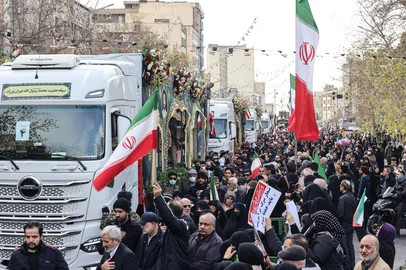 Iranians attend the funerals of security forces personnel killed in recent protests in Tehran on January 14, 2026. A funeral ceremony began in Tehran on January 14, 2026 for over 100 members of the security forces and other "martyrs" killed in the wave of protests that has rocked the Islamic republic, state television said. (Photo by ATTA KENARE / AFP)Editoria: WARLocal: TehranIndexador: ATTA KENARESecao: civil unrestFonte: AFPFotógrafo: STF<!-- NICAID(16203840) -->