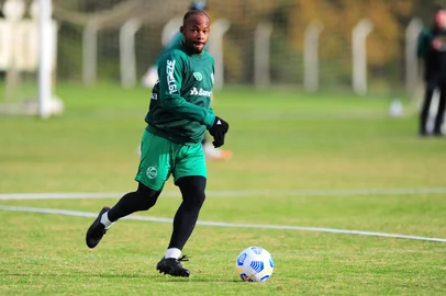 CAXIAS DO SUL, RS, BRASIL, 14/05/2021. Treino do Juventude no CT. O Juventude se prepara para a série A do campeonato brasileiro 2021. Na foto, meia Wescley.  (Porthus Junior/Agência RBS)Indexador:                                 <!-- NICAID(14783920) -->